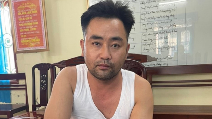 Sau gần 8 giờ đồng hồ quyết liệt xác minh, truy bắt, khoảng 1h30 ngày 7/8/2021, tổ công tác đã bắt được đối tượng gây án khi đang lẩn trốn tại khu vực bờ đê sông Vạc, thuộc xóm Kim Đài, xã Kim Chính, huyện Kim Sơn, cách hiện trường gây án khoảng 5km.