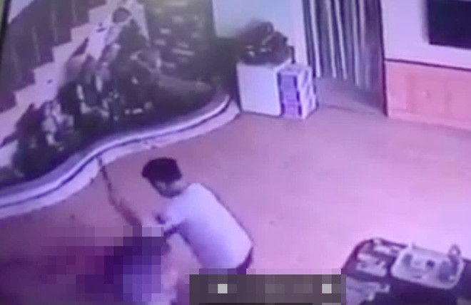 Vào thời điểm này, một người đàn ông đã chạy xuống phòng bếp nhà nghỉ lấy con dao (dạng dao bài), sau đó gây thương tích nặng cho người phụ nữ. Nạn nhân bị chém nhiều vết, nặng nhất là vết dao ở cổ và tay được đưa đi cấp cứu tại Bệnh viện Hữu nghị Việt Đức, TP Hà Nội.