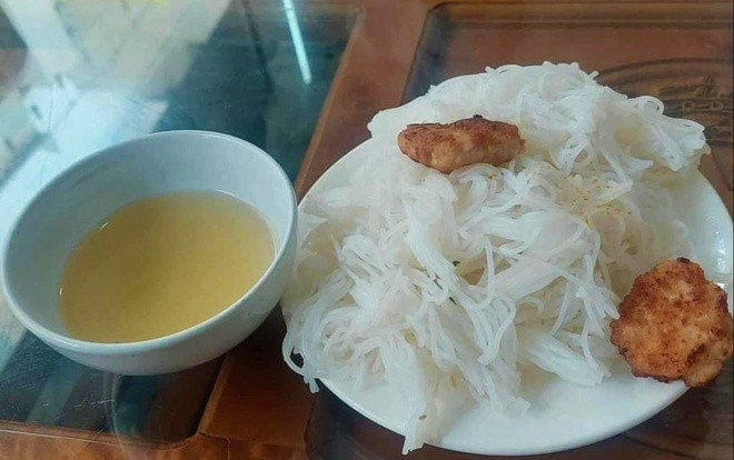 Phạt 750.000 đồng quán ăn bán suất bún có 2 miếng chả: Ngày 22/5, Đội Quản lý thị trường số 2 (Cục Quản lý thị trường Thanh Hóa), cho biết liên quan việc suất bún giá 35.000 đồng chỉ có vỏn vẹn 2 miếng chả ở TP Sầm Sơn bị khách hàng phản ánh, đơn vị đã kiểm tra và xử phạt nhà hàng. Quá trình làm việc, ngành chức năng cũng xác định trước khi ăn, chủ quán và khách cũng đã thỏa thuận, trao đổi về giá cả. Chủ quán cũng giải thích về suất 35K (35.000 đồng) chỉ có 2 miếng chả. Ngoài phần bún còn có rau sống, nước uống, dưa món, tỏi, ớt. Tuy nhiên, việc ghi biểu giá 35K là không đúng quy định, phải ghi rõ là 35.000 đồng nên đã bị xử phạt.