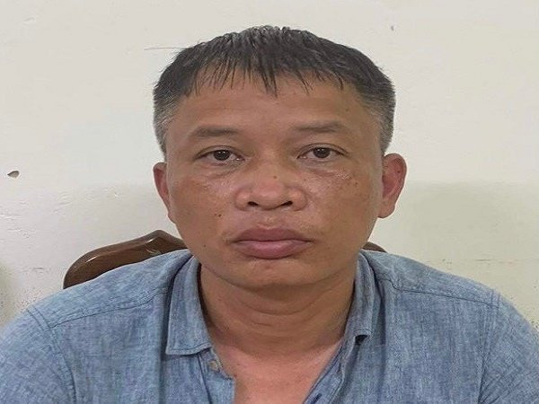 Giả danh Công an để lừa đảo chiếm đoạt tài sản: Nổ rằng mình là công an Nguyễn Trung Thành (SN 1975, ngụ quận Tây Hồ, TP Hà Nội) đã nói dối điện thoại mình hết pin mượn điện thoại của một tài xế taxi ở Hà Tĩnh rồi bỏ trốn. Ngày 23/3, Công an TP Hà Tĩnh cho biết vừa bắt giữ Thành để điều tra, làm rõ.
