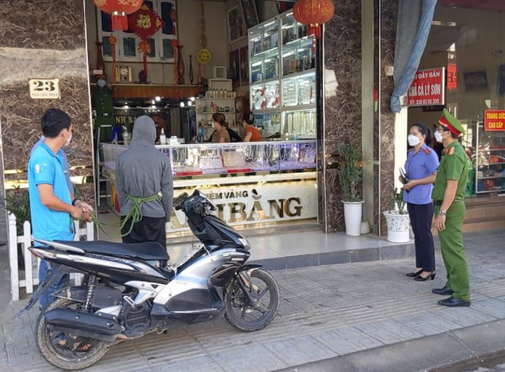 Giả đến tiệm mua vàng rồi giật chạy: Phạm Ngọc Duy (30 tuổi, ngụ huyện Tiên Phước, Quảng Nam) đến tiệm vàng ở huyện Bắc Trà My giả vờ hỏi mua dây chuyền vàng loại 4 chỉ và lách vàng 3 chỉ rồi cầm vàng bỏ chạy. Ngày 23/3, Công an huyện Bắc Trà My cho biết đang tạm giữ Duy để điều tra, làm rõ.