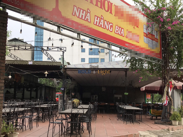 Trên đường đi, qua một quán bia, gã thanh niên lạ mặt nói N và Long ngồi ở đó đợi, còn gã đi lấy điện thoại rồi quay lại. Trong quán, chị N. giả vờ xin đi vệ sinh rồi lén gặp chủ quán trình bày hoàn cảnh và nhờ giúp đỡ. Ngay sau đó, Long bị những người trong quán bia giữ lại đồng thời báo về cơ quan công an. Khi quay về quán, gã thanh niên lạ mặt biết việc đã bại lộ, Long bị bắt nên quay xe trốn chạy. (Ảnh minh họa, nguồn Internet)