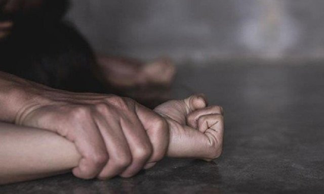 Gã thanh niên bảo đã cất điện thoại ở nơi khác và đòi chị N. phải cho "quan hệ" mới trả điện thoại. Chị N. không đồng ý thì gã bảo lên xe để đưa tới nơi cất điện thoại. Chị N. miễn cưỡng đi theo. Sau một hồi lòng vòng, gã thanh niên dừng lại, hắn đe dọa sẽ giết nếu chị N. không cho mình "thỏa mãn". Rồi lao vào thực hiện hành vi đồi bại. (Ảnh minh họa, nguồn Internet)