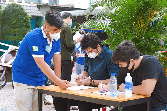 Rất nhiều người nước ngoài được tiêm vắc xin COVID-19. Nhiều người rất phấn khởi.