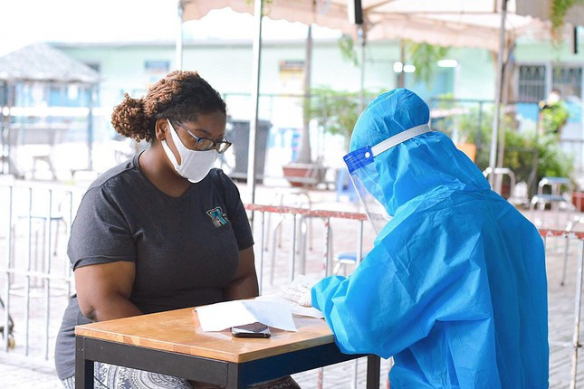 Một phụ nữ gốc châu Phi sinh sống ở phường 1, quận Tân Bình đăng ký tiêm vắc xin