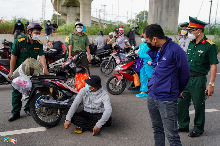 Đến khoảng 14h cùng ngày, cảnh sát phát loa thông báo yêu cầu nhóm người cuối cùng bám trụ phải trở về nơi cư trú. "Trường hợp nào khó khăn thì liên hệ UBND phường nơi cư trú để được hỗ trợ, trường hợp cố tình chống đối chúng tôi sẽ cưỡng chế", một cán bộ nói. Sau đó, tất cả người dân đã rời khỏi khu vực trên.