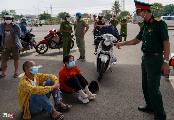 Lực lượng chức năng nhiều lần thuyết phục nhưng một số người vẫn không chấp hành, không đồng ý quay về nơi cư trú.