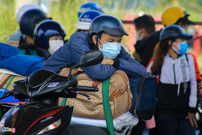 Do đi từ sáng sớm và chờ đợi đến trưa, một số người tỏ ra mệt mỏi. Trong đó, một thanh niên mặc đồng phục Grab đói lả, ngồi cúi gằm mặt và run lẩy bẩy. Thấy vậy, một số cán bộ đến hỏi thăm, tiếp tế thức ăn cho người này.