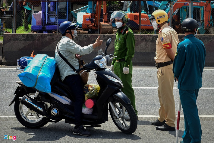 Một số người cố tình thông chốt, lực lượng chức năng đã kịp thời ngăn cản và yêu cầu quay đầu.