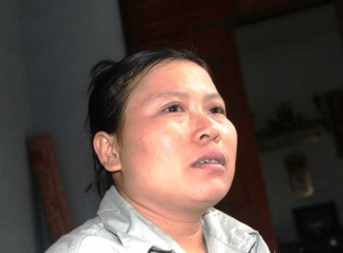 Cơn nghiện cứ đeo bám ngày này qua ngày khác nên tôi tuyên bố bán đất, bán nhà, chia đôi tài sản có được rồi đường ai nấy đi. Nhưng lúc ấy, Phượng nói: “Em đã về làm dâu nhà này, thì có chết em cũng sẽ chết đây, chứ không bao giờ rời bỏ chồng”, Chính câu nói của Phượng khiến tôi suy nghĩ rất nhiều", anh Khương phân trần. Năm 2004 anh đã quyết tâm làm lại cuộc đời bằng cách tự xích tay, chân mình vào cột nhà, đóng kín cửa và giao chìa khóa cho vợ. Quãng thời gian này chị Phượng cũng gần như giam mình trong nhà để phục vụ chồng cai nghiện.