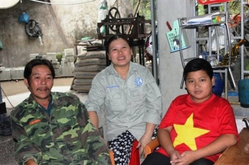 Trùm giang hồ hoàn lương, vươn lên làm giàu nhờ... vợ: Trần Thế Khương (SN 1971) ở xóm Hồng Thủy, xã Xuân Hải, huyện Nghi Xuân, tỉnh Hà Tĩnh, từng là một tên trùm buôn gỗ lậu không mấy ai không biết đến ở xứ Nghệ. Năm 2001, Khương lặng lẽ trở về quê sau hơn 10 năm phiêu bạt nơi đất khách quê người và kết hôn với chị Phượng. Đến năm 2002, chị Phượng thật sự sốc và suy sụp khi biết chồng nghiện ma túy, lúc này cậu con trai Trần Ngọc Anh cũng đã chào đời.