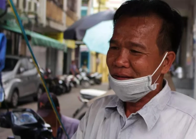  Giang hồ khét tiếng TP HCM hoàn lương Hơn 20 năm trước, nhắc đến tên Cu Đen hay đại ca Đen tên thật là Mai Thanh Long, giới giang hồ TP HCM không ai không biết. Quy tụ trên dưới 40 đàn em sẵn sàng bỏ mạng vì mình, băng nhóm của Cu Đen “hùng cứ” ở quận 8. Không chỉ thực hiện các vụ cướp giật chớp nhoáng trên đường, Cu Đen và đàn em còn bảo kê, đòi nợ thuê, đâm thuê chém mướn, buôn bán ma túy… Đại ca Đen sẵn sàng xua quân đánh chiếm, triệt hạ những băng nhóm khác để có thể độc chiếm thị trường phân phối ma túy.