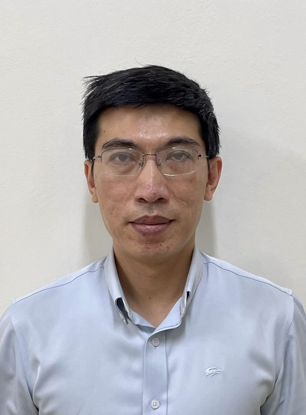Bị can Nguyễn Quang Linh - nguyên Trợ lý Phó Thủ tướng Chính phủ, từ tháng 3/2021 đến tháng 4/2021, đã nhận hối lộ 5 lần, số tiền 4,2 tỷ đồng.