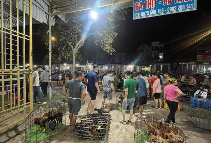 Gây án xong, nghi phạm bỏ trốn khỏi hiện trường, còn nạn nhân được người dân hỗ trợ đưa đi cấp cứu. Xác minh ban đầu, nạn nhân và nghi phạm không phải người địa phương, hiện đang kinh doanh trên địa bàn xã Liên Sơn, huyện Yên Thế.