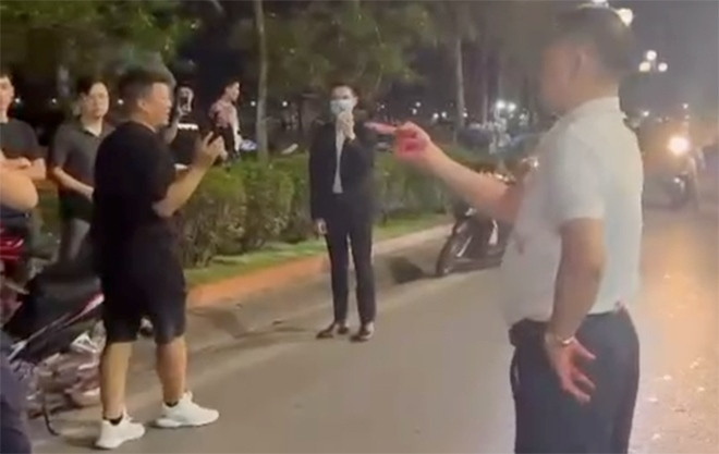 Cách chức, điều chuyển công tác Trưởng Công an phường Bãi Cháy: Chiều 6/6, Thiếu tướng Đinh Văn Nơi – Giám đốc Công an tỉnh Quảng Ninh đã ký quyết định cách chức, điều chuyển công tác đối với Trung tá Nguyễn Thành Nam – Trưởng Công an phường Bãi Cháy liên quan việc lái xe khi uống rượu, còn đe doạ dân. Trung tá Nguyễn Thành Nam sẽ bị điều chuyển công tác sang nhận nhiệm vụ khác tại Công an TP Hạ Long.