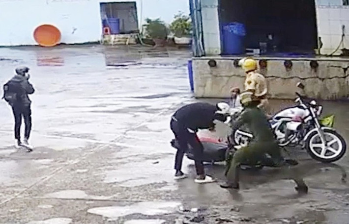 3 cảnh sát đánh thiếu niên bị tước danh hiệu Công an nhân dân: Ngày 30/9/2022, đại tá Lâm Thành Sol - Giám đốc Công an tỉnh Sóc Trăng quyết định kỷ luật đối với 5 cán bộ, chiến sĩ liên quan đến vụ bạo lực với 2 thiếu niên... Cụ thể, Tước danh hiệu Công an nhân dân đối với 3 cán bộ, gồm: Đại úy Châu Minh Trung; Trung úy Nguyễn Quang Thái và Thượng úy Đoàn Tấn Phong; kỷ luật bằng hình thức cách chức phó đội trưởng xuống làm cán bộ đối với Đại úy Hứa Trường An; kỷ luật cảnh cáo Đại úy Trần Minh Đời.