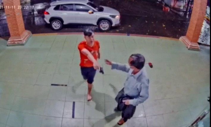 Đại úy công an chĩa súng vào nhân viên y tế: Ngày 13/11/2021, Công an huyện Lâm Hà (Lâm Đồng) đã ra quyết định tạm đình chỉ công tác đối với Đại úy Nguyễn Duy Ngọ (SN 1990, đang công tác tại Công an huyện Lâm Hà) - người rút súng đe dọa nhân viên của Trung tâm y tế huyện Đức Trọng (Lâm Đồng). Trước đó, đêm 11/11/2021, Đại túy Nguyễn Duy Ngọ nhận được chỉ đạo của Công an huyện Lâm Hà đi công tác theo chuyên án ma túy ở xã Gia Lâm. Đến khuya hôm đó, nhận tin vợ báo việc con đầu lòng (mới 5 ngày tuổi) gặp vấn đề sức khỏe nguy cấp, ông Ngọ liền báo cáo cấp trên rồi lái xe về đưa con đi cấp cứu.