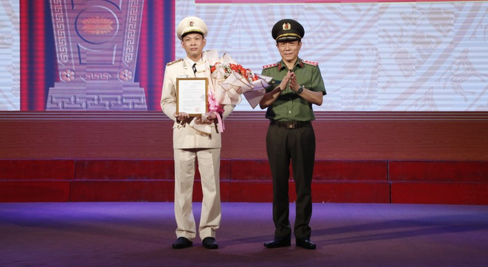 Ngày 24/4, tại Công an tỉnh Bình Dương, Bộ Công an tổ chức lễ công bố quyết định về công tác cán bộ.
