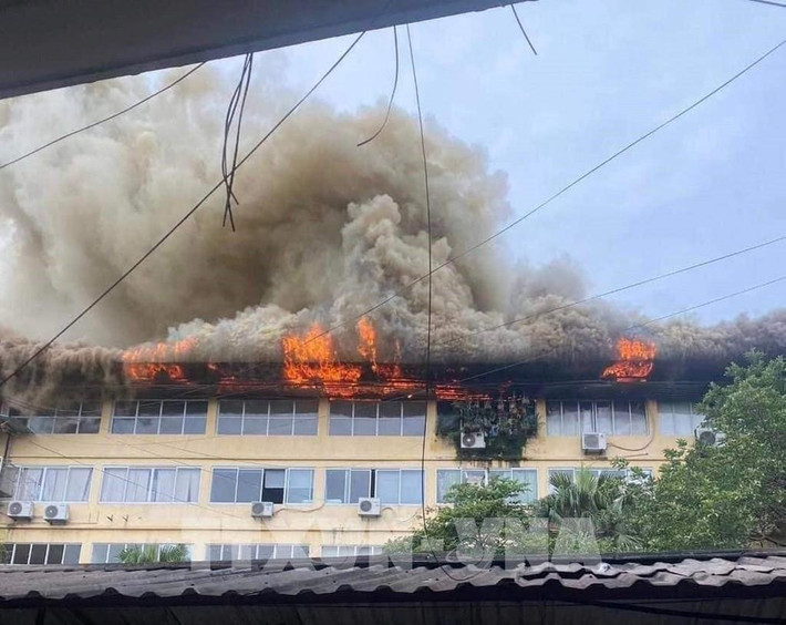 Cũng trong sáng nay, tại tầng 5 ngôi nhà địa chỉ 109 đường Trường Chinh, quận Thanh Xuân, TP Hà Nội bất ngờ bốc cháy lớn. Tại hiện trường, lửa cháy dữ dội, khói nghi ngút và hình thành cột khói lớn. Ở phía xa đám cháy cũng nhìn rõ cột khói.