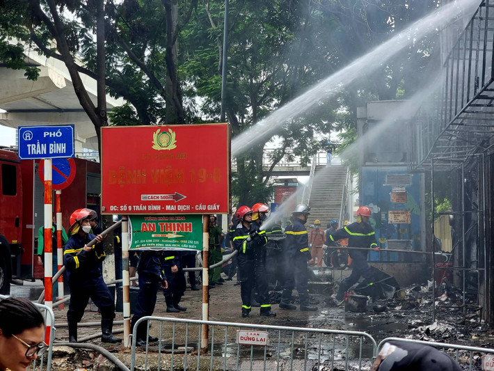 Lực lượng PCCC của phường Mai Dịch và quận Cầu Giấy đã huy động trang thiết bị PCCC đến hiện trường để chữa cháy. Theo quan sát, vụ cháy đã làm cho cơ sở này trơ khung, nhiều tài sản bị thiêu rụi.