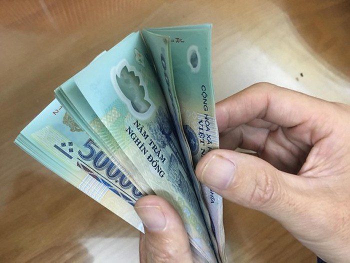 Qua đấu tranh, Tuyền và Hưng khai nhận đã móc nối với các đối tượng tại TP HCM tìm kiếm nạn nhân nữ để lừa vay nợ số tiền 20 - 25 triệu đồng. Các đối tượng dùng điện thoại quay phim, chụp ảnh thể hiện nạn nhân tự nguyện đến xin việc và vay tiền, nhiều nạn nhân bị buộc thoát y để chụp hình khỏa thân nhằm khống chế không để bỏ trốn. Sau khi viết giấy nợ, Tuyền và Hưng đưa các nạn nhân về giao cho đàn em canh giữ. (Ảnh minh họa)