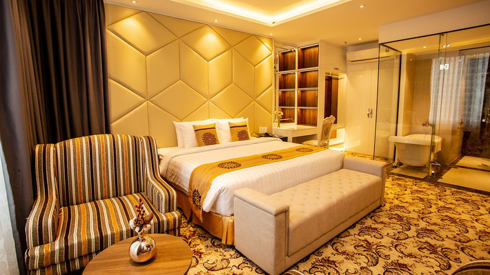 Sau khi cưới, vợ chồng Dung "Thà" xây khách sạn Lưu Ly trên mảnh đất thuộc Quảng An, Tây Hồ, do bố mẹ chồng cho và bắt đầu kinh doanh khách sạn. Cả hai bỏ việc để tập trung vào kinh doanh. Khách sạn Lưu Ly trở thành tụ điểm ăn chơi trác táng khét tiếng nhất Hà Nội lúc bấy giờ. Tuy nhiên, sau đó, người quản lý khách sạn này (cháu của Thà) bị Công an huyện Từ Liêm khi ấy bắt giữ vì vi phạm pháp luật. (Ảnh minh hoạ, nguồn ảnh Internet)