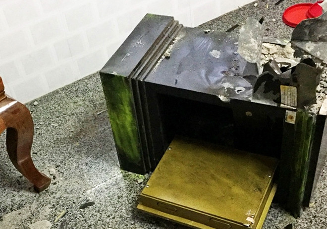 Có lần đi du lịch về, bị trộm cạy cửa phá két lấy 140 cây vàng và hơn 10 triệu đồng tiền mặt, Thà cũng chẳng bận tâm. Không như các động mại dâm khác, khách sạn Công Dung của hai vợ chồng Dung “Thà” hoạt động phô trương, lộ liễu. Nhiều người còn ví von như "phố đèn đỏ Hồng Kông ở Việt Nam" những năm 90. (Ảnh minh hoạ, nguồn ảnh Internet)