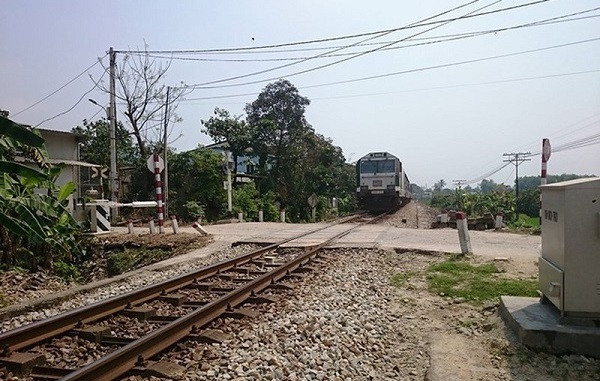 Xe máy băng qua đường sắt bị tàu hỏa tông tử vong: Chiều 24/2, tại lý trình km1439 trong khu Gian Cà Ná - Vĩnh Hảo thuộc xã Vĩnh Tân, huyện Tuy Phong, Bình Thuận tàu SE11 tông vào xe máy do chị N.T.T.S (SN 1986, ngụ tỉnh Ninh Thuận) điều khiển phía trước, băng qua đường ray. Cú tông làm chị S. tử vong. (Ảnh minh hoạ)