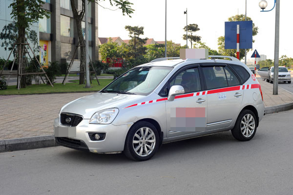 Dù rất hoảng sợ, nhưng Châu chạy vội ra ban công nhìn xuống thì thấy một chiếc taxi loại 7 chỗ đang đậu chờ khách trước cửa nhà. Tiếp theo đó, một thanh niên dáng người cao ráo, vai mang chiếc túi đựng máy tính xách tay từ trong nhà bước vội ra, rồi lên taxi đi mất. Sự việc nhanh chóng được báo cho người nhà của em Trần Châu Kim Phúc và cơ quan chức năng.(Ảnh minh hoạ, nguồn ảnh: Internet)