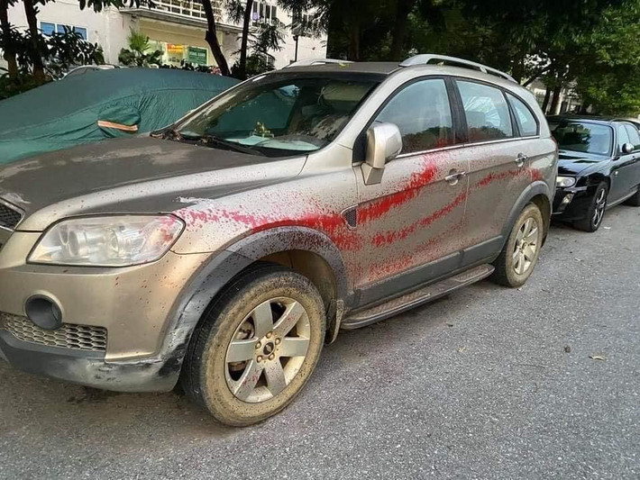 Còn theo một người dân sống trong khu vực, đoạn đường mà các xe đỗ nằm trong khu đô thị và trước nay các phương tiện vẫn để qua đêm. Người dân tại các tòa chung cư quanh đó có thể gửi xe tại hầm hoặc sân thuộc quản lý của các tòa nhà.