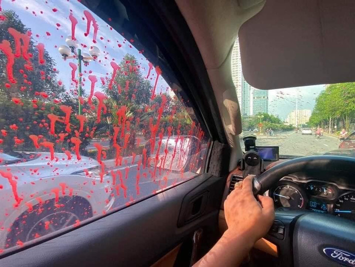 Trước đó, sáng 27/9, nhiều người dân sống tại khu đô thị Trung Văn, phường Trung Văn để ô tô ở khu vực đường nội bộ tá hỏa phát hiện nhiều chiếc xe bị kẻ xấu tạt sơn đỏ lên xe.