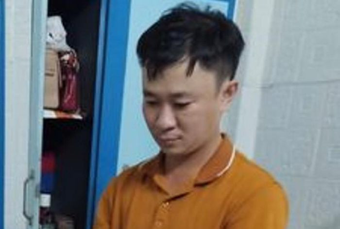 Giả Công an để cưỡng đoạt tiền của người… ăn xin: Nguyễn Hoàng Tuấn (SN 1988, quê Bến Tre) đã lên mạng mua trang phục, biển số xanh rồi giả danh Công an thu tiền những người chăn dắt ăn xin trên địa bàn TP HCM. Ngày 25/11, Công an quận 11, TP HCM cho biết đang tạm giữ Tuấn để điều tra.