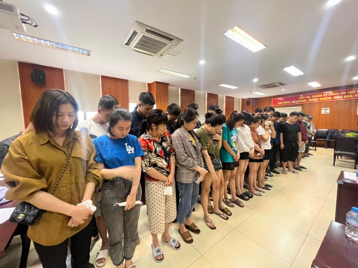 Số tiền lãi sẽ được phía công ty tài chính cắt ngay khi chuyển tiền giải ngân cho khách hàng. Nếu không trả được nợ, tiền lãi sẽ nhân lên theo ngày, lãi mẹ đẻ lãi con lên tới 2.190%/năm.
