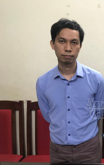 Liên quan đến đường dây 'tín dụng đen' quy mô gần 300 người vừa được Công an thành phố Hà Nội phối hợp với Cục Cảnh sát hình sự - Bộ Công an triệt phá, cơ quan Công an đã làm rõ đối tượng được xác định là người điều hành chính hệ thống cho vay, đòi nợ tại Việt Nam là Nguyễn Quang Vũ (SN 1987, trú tại Ngọc Thụy, Long Biên, Hà Nội). 