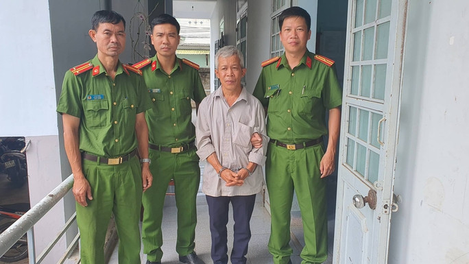 Đổ thuốc sâu xuống giếng để giết vợ cũ: Do mâu thuẫn về chuyện tiền bạc và chuyện vợ cũ là bà M. có quan hệ tình cảm với người đàn ông khác, Chu Sỹ Duy (45 tuổi, ngụ xã Ea Tân, Krông Năng, Đắk Lắk) nhẫn tâm đổ 2 chai thuốc sâu xuống giếng nước mà hằng ngày vợ cũ và 2 con dùng sinh hoạt. Ngày 25/5, Công an tỉnh Đắk Lắk cho biết đã bắt tạm giam Duy để điều tra, làm rõ.
