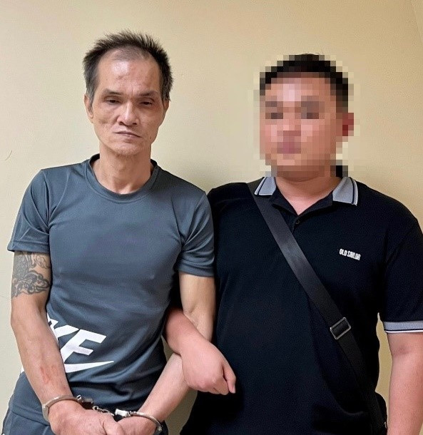 Căn cứ vào lời khai của Lan Anh và anh trai đối tượng Thắng, Công an tỉnh Quảng Ninh đã khởi tố vụ án “Che giấu tội phạm” với hai người này. Dù những người liên quan đã bị bắt giữ, xử lý, nhưng hành tung của Thắng vẫn “bặt vô âm tín”. Thời gian sau đó, phía Công an Trung Quốc bắt được một người Việt Nam phạm tội cướp tài sản. Người này khai tên họ giả. Khi Công an nước bạn gửi ảnh và dấu vân tay cho Công an Quảng Ninh, kẻ này được xác định là Vũ Văn Thắng.