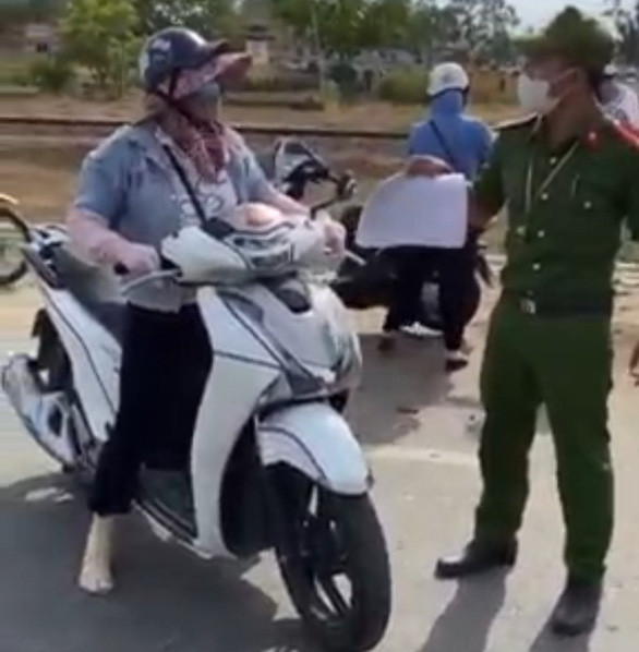 Người phụ nữ gây rối tại chốt kiểm soát dịch COVID-19: Khi đến chốt kiểm soát dịch, lực lượng công an yêu cầu khai báo y tế, viết rõ lý do đi vào tỉnh này. Tuy nhiên, bà P.T.B. (53 tuổi, ở TP Đà Nẵng) không chấp hành mà liên tục thách thức, chửi bới, văng tục, chống đối. Ngày 31/7, bà B. bị UBND xã Điện Hòa, thị xã Điện Bàn, Quảng Nam xử phạt 2,5 triệu đồng.