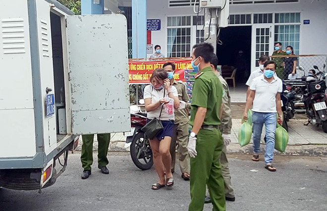 Giật cầu vai, cắn chảy máu Cảnh sát để... thông chốt phòng dịch: Ngày 8/7, khi bị lực lượng chức năng nhắc nhở về việc không đeo khẩu trang phòng dịch COVID-19, Nguyễn Thị Hồng Trúc (SN 1987, ngụ TP Mỹ Tho, Tiền Giang) không tuân thủ mà còn có hành vi chống đối cắn chảy máu tay một cán bộ Công An ở TP Mỹ Tho.