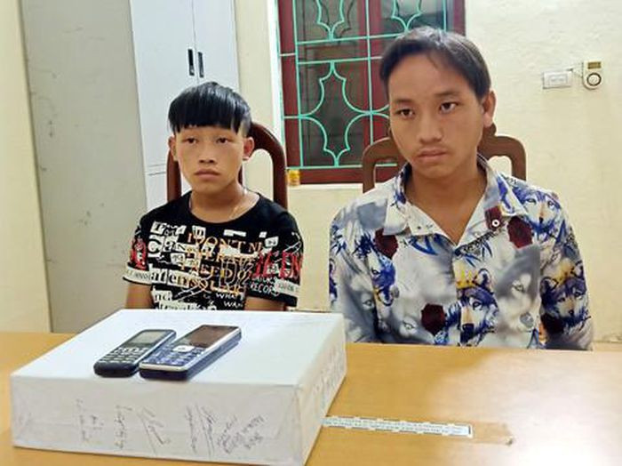 Thiếu niên 15 tuổi cùng đồng phạm buôn 6 bánh heroin: Ngày 27/9, Công an huyện Điện Biên Đông, tỉnh Điện Biên cho biết, vừa bắt quả tang 2 đối tượng Mùa A Phông (SN 2006) và Sùng A Dếnh (SN 1999), cùng ngụ tại xã Xa Dung về hành vi mua bán trái phép chất ma túy, tang vật thu giữ 6 bánh heroin, 2 xe máy và nhiều giấy tờ có liên quan.