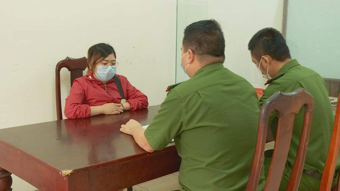 Phá đường dây ghi số đề liên tỉnh, giao dịch gần 1 tỷ đồng/ngày: Ngày 27/9, Công an TP Buôn Ma Thuột, Đắk Lắk cho biết, vừa triệt phá đường dây ghi số đề liên tỉnh quy mô lớn, mỗi ngày giao dịch gần 1 tỷ đồng. Tại các hiện trường, công an thu giữ gần 300 triệu đồng tiền mặt, 28 chiếc điện thoại di động, 2 ô tô cùng nhiều phơi đề, sổ sách có liên quan. (1 trong những đối tượng bị Công an bắt giữ)