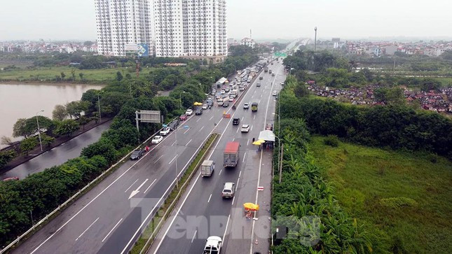 Tại chốt kiểm soát dịch ở chân cầu Phù Đổng - nơi kiểm soát phương tiện ra vào từ các tỉnh Bắc Ninh, Bắc Giang, Lạng Sơn… trong giờ cao điểm buổi sáng thứ hai lượng phương tiện lưu thông khá đông, đặc biệt là chiều từ các tỉnh vào Hà Nội.