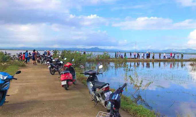 Người đàn ông tử vong bất thường khi đi đánh cá: Chiều 27/9, UBND xã Hồng Thủy, huyện Lệ Thủy, tỉnh Quảng Bình, cho biết vừa phát hiện anh N.V.N (SN 1981, trú tại đia phương) tử vong bất thường, nghi bị sét đánh lúc đi đánh cá.