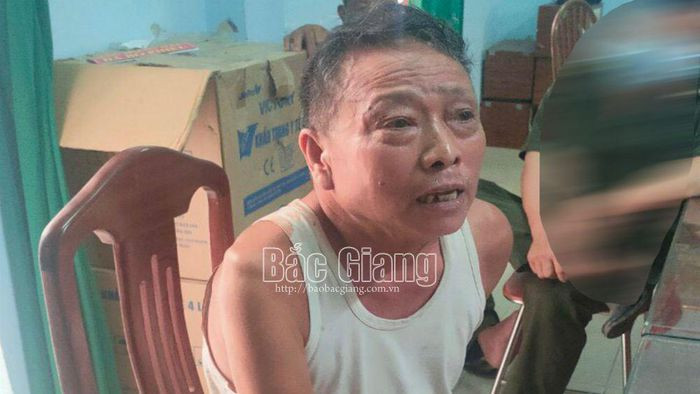 Nghi vợ bỏ thuốc độc, chồng liệt nửa người đâm chết vợ: Nguyễn Văn Nguyên (SN 1956, trú huyện Sơn Động, Bắc Giang) nghi ngờ vợ và các con bỏ thuốc độc vào đồ ăn của mình nên khi vợ ngủ say đã ra tay sát hại. Được biết, Nguyên bị tai biến và liệt nửa người khoảng 20 năm nay, có biểu hiện tâm lý bất thường. Ngày 27/9, Nguyên bị Công an tỉnh Bắc Giang bắt tạm giam.