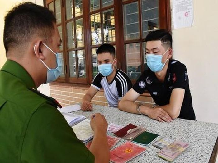Nhóm đối tượng hoạt động "tín dụng đen", lãi suất đến 480%/năm: Ngày 27/9, Công an tỉnh Quảng Nam cho biết đã tạm giữ 6 đối tượng về hành cho cho vay lãi nặng trong giao dịch dân sự, hoạt động từ năm 2020 đến nay. Nhóm này, cho hơn 100 người vay tiền tổng số tiền hơn 5 tỷ đồng, với lãi suất dao động từ 20-40%/tháng tương đương 240-480%/năm, thu lợi bất chính hơn 1 tỷ đồng.