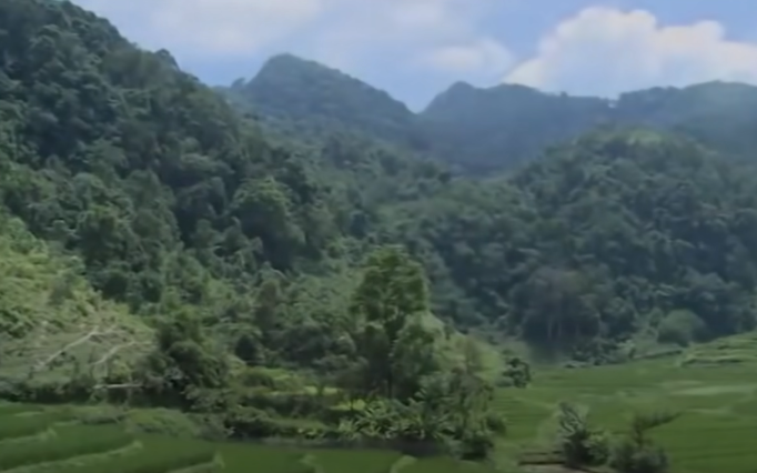 Bản Bét gồm mấy trăm nóc nhà nằm yên bình trong một thung lũng giữa núi rừng, thuộc xã Huy Giáp, huyện Bảo Lạc (Cao Bằng). Người dân trong bản chủ yếu là người dân tộc Dao và Nùng.