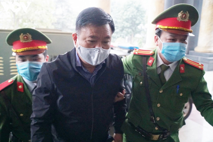 Trước đó, HĐXX cấp sơ thẩm tuyên phạt ông Thăng 11 năm tù vì tội Vi phạm quy định về đầu tư công trình xây dựng gây hậu quả nghiêm trọng. Tổng hợp với bản án cũ, ông Đinh La Thăng phải chấp hành hình phạt chung là 30 năm tù.