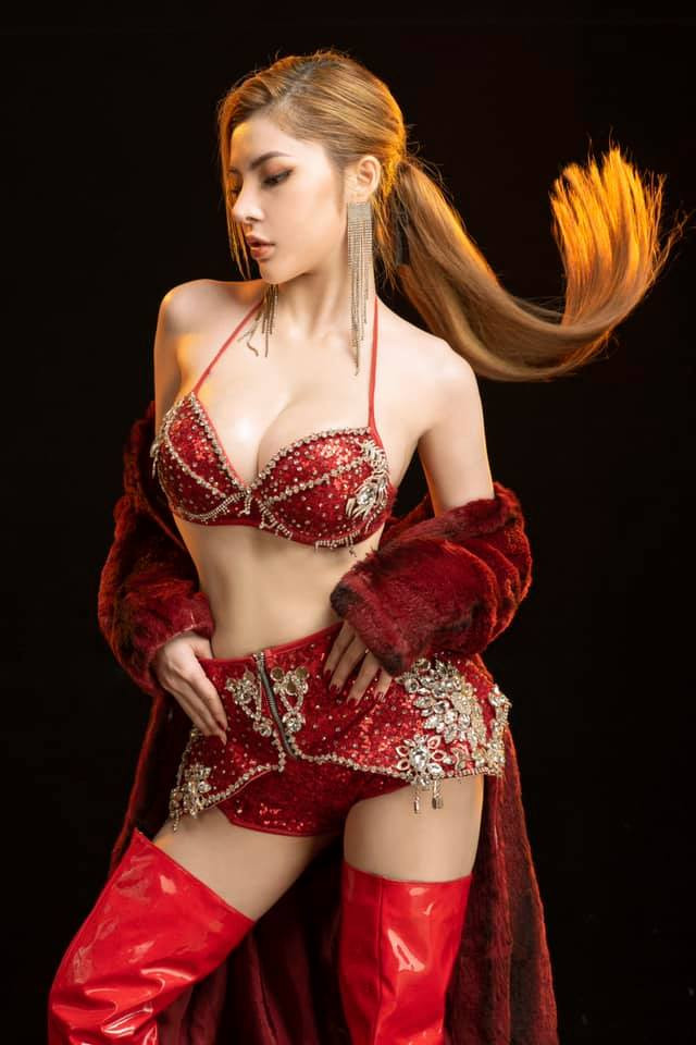 Nhờ ngoại hình nóng bỏng, cô không ngại diện những trang phục sexy, khoe khéo cơ thể đầy đặn, bốc lửa.