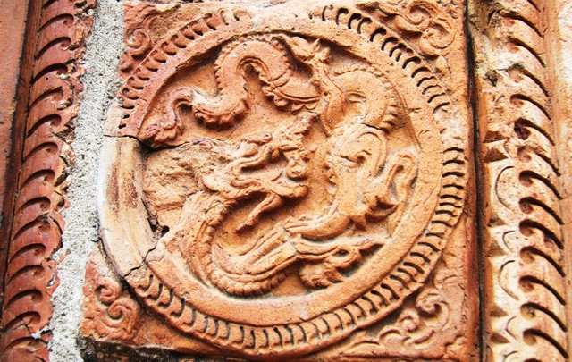 Các nghệ nhân khi xây dựng tháp đã dựa vào tầm nhìn của người chiêm ngưỡng mà trang trí hoa văn tinh xảo, tỉ mỉ hay đơn giản...