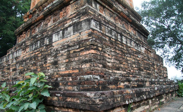 Duy chỉ có ở phần chân tháp đã phủ màu cổ kính, rêu phong theo thời gian.