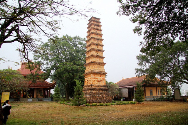 Tháp có tổng cộng từ khoảng 13 đến 15 tầng, tuy nhiên trải qua thời gian, tác động của thiên nhiên và các lần tu bổ, hiện còn 11 tầng tháp và một tầng chân đế.